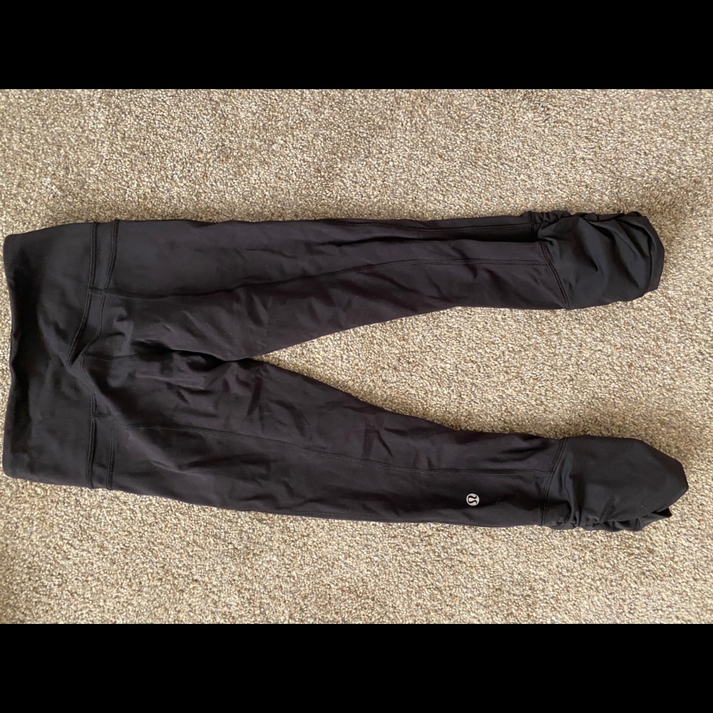 Black lilulemon leggings.